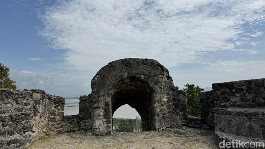 beyond-the-myth-unveiling-the-secrets-of-gorontalos-ancient-otanaha-fortress