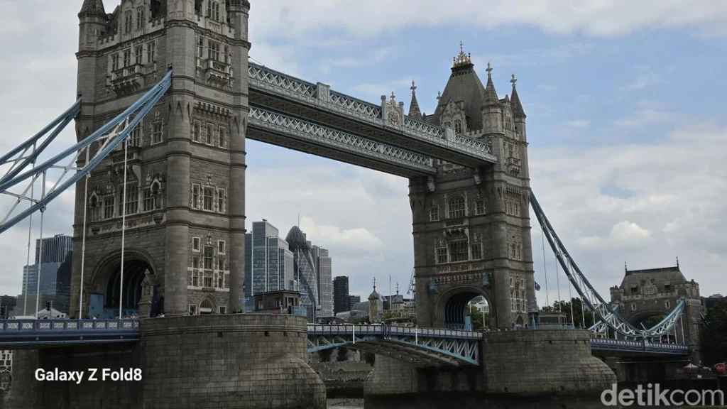 samsung-galaxy-z-fold-8-redefines-mobile-photography-a-deep-dive-into-the-london-field-test-results