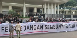 tensions-flare-at-attorney-generals-office-protesters-demand-arrest-of-former-jampidsus-febrie-adriansyah