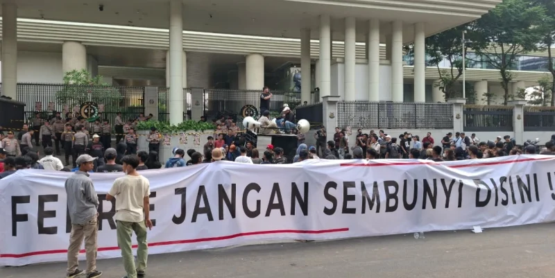 tensions-flare-at-attorney-generals-office-protesters-demand-arrest-of-former-jampidsus-febrie-adriansyah