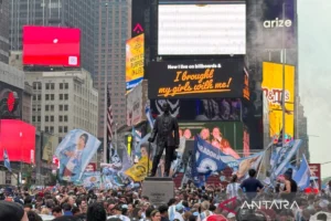times-square-turns-blue-and-white-thousands-of-argentina-supporters-descend-on-new-york-ahead-of-historic-2026-world-cup-final-against-spain