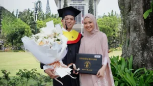 a-milestone-in-academia-poppy-bunga-celebrates-husband-riphat-senikentaras-doctorate-from-universitas-brawijaya