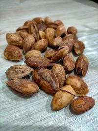 beyond-the-calorie-count-why-nutritionists-say-you-should-stop-fearing-these-6-nutrient-dense-foods