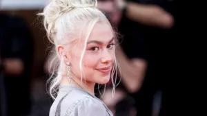 beyond-the-gloss-phoebe-bridgers-defies-hollywood-beauty-standards-during-the-primetime-press-tour