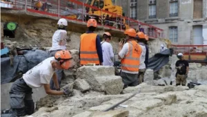 echoes-of-the-iron-age-celtic-fortress-unearthed-beneath-paris-hospital-grounds