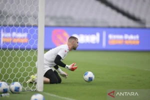indonesian-national-team-stars-maarten-paes-and-nathan-tjoe-a-on-clash-as-ajax-amsterdam-dominates-willem-ii-in-eredivisie-thriller