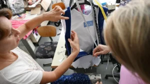 menjahit-tradisi-inside-the-meticulous-craftsmanship-of-bavarias-iconic-dirndl-in-nuremberg