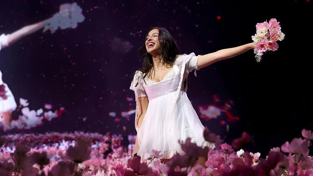 olivia-rodrigo-unveils-the-unraveled-tour-a-masterclass-in-fashion-technology-and-pop-spectacle
