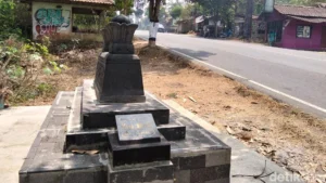 the-myth-of-ki-angkong-tomb-in-magelang-where-travelers-toss-coins-for-safe-passage-and-local-lore-thrives