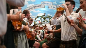 the-return-of-the-giant-mugs-the-191st-oktoberfest-kicks-off-in-munich-with-high-spirits-and-global-appeal