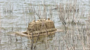 unearthing-the-past-ancient-tombs-reemerge-as-indonesias-gajah-mungkur-reservoir-recedes-revealing-the-legend-of-eyang-raden-santri