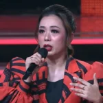 Masterclass on Stage: Soimah Reveals Pro-Level Microphone Techniques to Dangdut Academy 8 Contestants