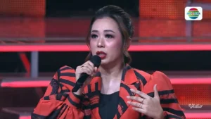 masterclass-on-stage-soimah-reveals-pro-level-microphone-techniques-to-dangdut-academy-8-contestants
