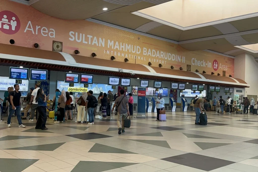 thick-haze-disrupts-operations-at-sultan-mahmud-badaruddin-ii-international-airport-impacting-18-flights